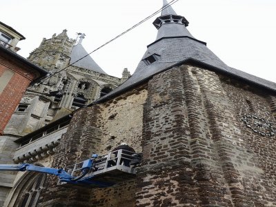 La nacelle monte jusqu'à 57 mètres de haut sur l'église de L'Aigle.