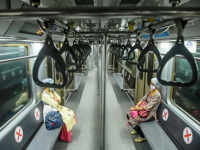 Des employées de la compagnie indienne de chemin de fer dans un wagon du métro de Calcutta lors d'un test avant la réouverture au public le 9 septembre 2020 - Dibyangshu SARKAR [AFP]
