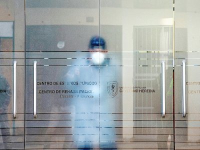 Un membre du personnel médical dans un centre de recherche de l'université Cayetano Heredia de Lima le 9 septembre 2020 - ERNESTO BENAVIDES [AFP]