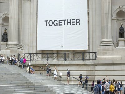 Des visiteurs font la queue devant le Metropolitan Museum de New York, le jour de sa réouverture, le 29 aout 2020 - Kena Betancur [AFP]