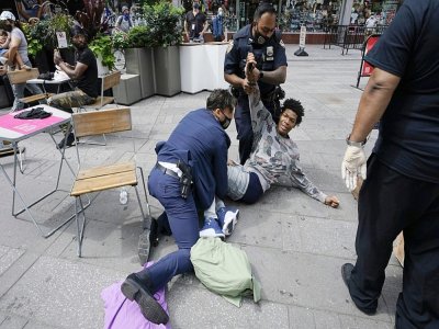 Un policier new-yorkais procède à une arrestation à Times Square, à New York, le 31 août, 2020 - TIMOTHY A. CLARY [AFP]