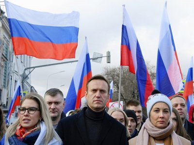 L'opposant russe Alexeï Navalny et son épouse Youlia participent à une marche en mémoire d'un détracteur du Kremlin à Moscou, le 29 février 2020 - Kirill KUDRYAVTSEV [AFP/Archives]