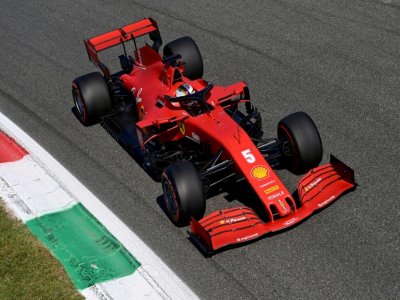 Le pilote allemand de Ferrari Sebastian Vettel au volant de sa monoplace durant les qualifications du GP d'Italie sur le circuit de Monza, le 5 septembre 2020. - MIGUEL MEDINA [POOL/AFP]