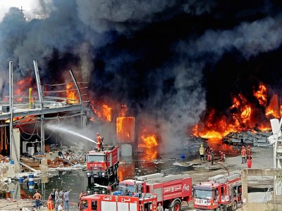 Des pompiers tentent d'éteindre un énorme incendie qui s'est déclaré au port de Beyrouth le 10 septembre 2020 - ANWAR AMRO [AFP]