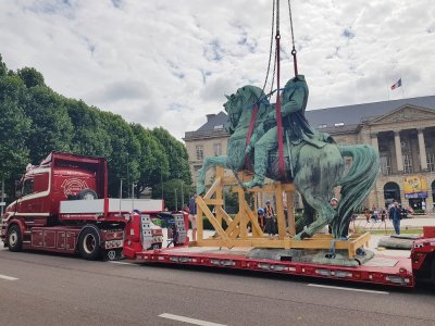 La statue de Napoléon à Rouen a été déposée le 2 juillet pour partir en rénovation. Le marie Nicolas Mayer-Rossignol propose d'y "ériger une figure féminine".