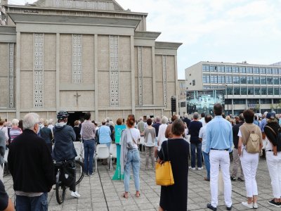 Environ 500 personnes ont assisté aux obsèques d'Antoine Rufenacht, jeudi 10 septembre, sur le parvis de l'Église Saint-Joseph au Havre.