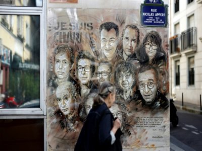 Sur un mur parisien, les victimes de l'attentat de Charlie Hebdo peintes par l'artiste Christian Guemy, alias C215, photographiées le 31 août 2020 - THOMAS COEX [AFP/Archives]