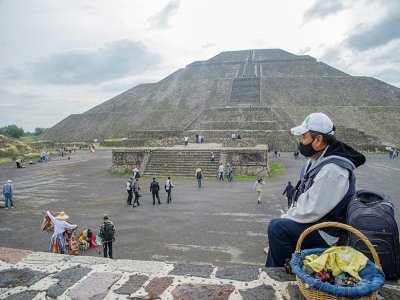 Un vendeur attend les touristes lors de la réouverture du site archéologique de Teotihuacan au Mexique le 10 septembre 2020 - Claudio CRUZ [AFP]