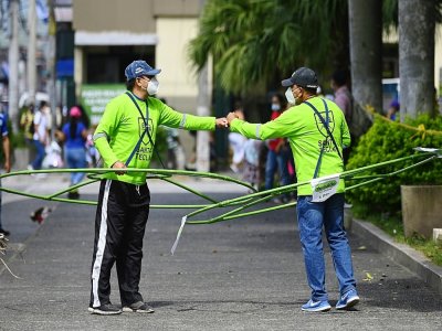 Des employés municipaux sont chargés de promouvoir la distanciation sociale à Santa Tecla (Salvador) le 10 septembre 2020 - MARVIN RECINOS [AFP]