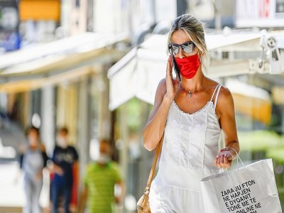 Une femme porte un masque à Pristina (Kosovo) le 31 août 2020 - Armend NIMANI [AFP/Archives]