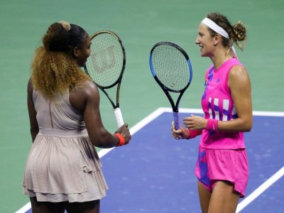 Serena Williams (g), vaincue par Victoria Azarenka (d) en demi-finale de l'US Open, à New York le 10 septembre 2020 - MATTHEW STOCKMAN [GETTY IMAGES NORTH AMERICA/AFP]