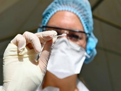 Une personne réalise un prélèvement nasal en vue d'un test Covid, le 7 septembre à Rennes - Damien MEYER [AFP/Archives]