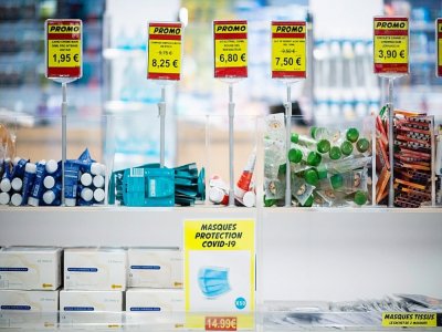 Masques de protection en vente dans une pharmacie le 8 septembre 2020 à Paris - Martin BUREAU [AFP/Archives]