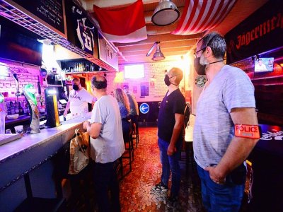 Des policiers français de la brigade des débits de boisson patrouillent dans un bar de Bordeaux, sud-ouest, pour contrôler le respect des mesures anti-coronavirus, le 4 septembre 2020 - MEHDI FEDOUACH [AFP/Archives]