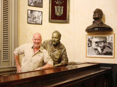 Patrick Thellier avec Ernest Hemingway au comptoir de La Floridita, le bar préféré de celui-ci.
