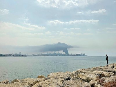Colonne de fumée noire se dégageant de l'incendie au port de Beyrouth. Photo prise le 10 septembre 2020 de Dbayeh, au nord de Beyrouth - Joseph EID [AFP]
