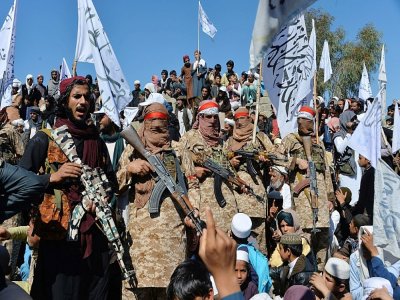 Des talibans fêtent leur victoire avec des villageois le 2 mars 2020 dans la province de Laghman - NOORULLAH SHIRZADA [AFP/Archives]