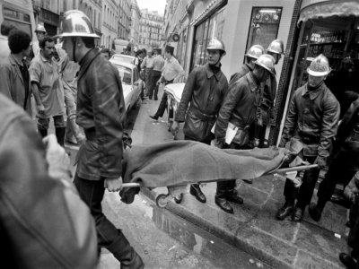 Secouristes et pompiers viennent en aide aux blessés après un attentat dans un restaurant rue des Rosiers à Paris, le 9 août 1982 - MICHEL CLEMENT [AFP/Archives]