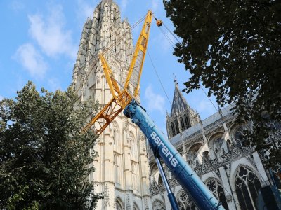 La grue est arrivée jeudi 10 septembre sur le parvis de la cathédrale de Rouen.
