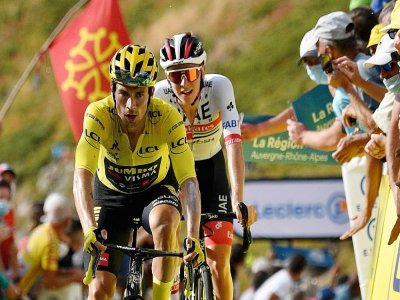 Les Slovènes Primoz Roglic (maillot jaune) et Tadej Pogacar, lors de la 13 étape du Tour de france, vers Puy Mary dans le Cantal - Anne-Christine POUJOULAT [POOL/AFP]