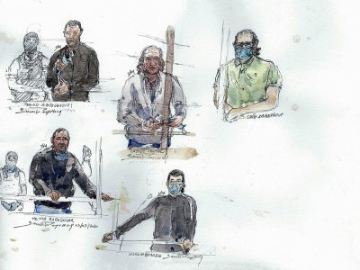Cinq des 14 accusés, (en haut à gauche) Abdelaziz Abbad, Michel Catino, Said Makhlouf, Metin Karasular et Mohamed Fares au tribunal de Paris le 3 septembre 2020 - Benoit PEYRUCQ [AFP/Archives]