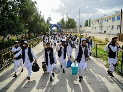 Des prisonniers talibans marchent alors qu'ils pourraient être libérés de la prison de Pul-e-Charkhi près de Kaboul le 31 juillet 2020 - WAKIL KOHSAR [AFP/Archives]