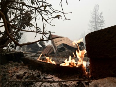 Des arbres encore fumants et des maisons ravagées par le feu "Creek Fire", à Auberry, dans le comté de Fresno, en Californie, le 11 septembre 2020 - Frederic J. BROWN [AFP]