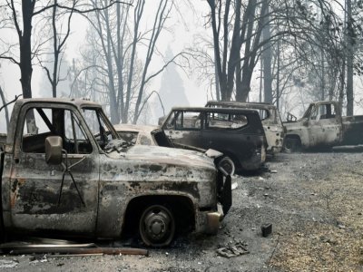 Des véhicules calcinés par le feu "Creek Fire", dans le ville D'Auberry, dans le comté de Fresno, en Californie, le 11 septembre 2020 - Frederic J. BROWN [AFP]