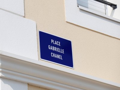 C'est la première place Gabrielle Chanel en France.
