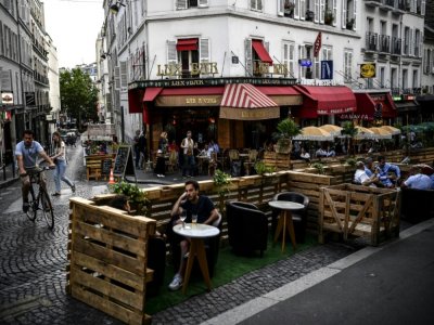 Terrasse d'un café parisien le 23 juillet 2020 pendant la crise sanitaire - Christophe ARCHAMBAULT [AFP/Archives]