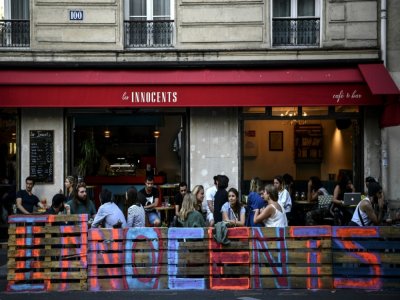 Terrasse d'un restaurant parisien le 22 juillet 2020 au temps de la crise sanitaire - Christophe ARCHAMBAULT [AFP/Archives]