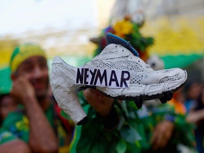 Une fan brésilienne montre son escarpin frappé au nom de Neymar pendant le match du Mondial-2018 Brésil-Belgique le 6 juillet 2018 à Rio de Janeiro - Mauro Pimentel [AFP/Archives]