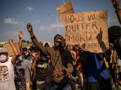 Manifestation contre la construction d'un nouveau camp de migrants sur l'île de Lesbos le 12 septembre 2020 - ANGELOS TZORTZINIS [AFP]