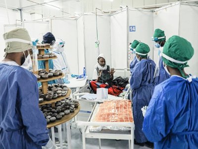 Des soignants servent des gâteaux à des patients du Covid-19 à l'occasion du Nouvel An éthiopien à Addis Ababa (Ethiopie) le 11 septembre 2020 - Amanuel SILESHI [AFP]