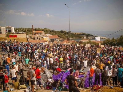 Des migrants manifestent sur l'île de Lesbos, en Grèce, le 12 septembre 2020, après l'incendie du camp de Moria, le plus important d'Europe - ANGELOS TZORTZINIS [AFP]