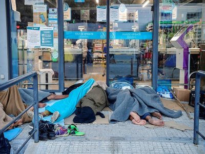 Des refugiés du camp de Moria, incendié quelques jours plus tôt, dorment dans les rues de Mytilene, sur l'île de Lesbos, en Grèce, le 12 septembre 2020 - LOUISA GOULIAMAKI [AFP]