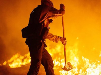 Un pompier du comté de Los Angeles lutte contre le Bobcat fire dans la forêt nationale d'Angeles, au nord de la ville de Monrovia en Californie, le 11 septembre 2020 - DAVID MCNEW [GETTY IMAGES NORTH AMERICA/AFP]