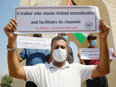 Des Palestiniens manifestent à Rafah dans la bande de Gaza contre la normalisation des relations entre Israël et Bahreïn, le 12 septembre 2020 - SAID KHATIB [AFP]