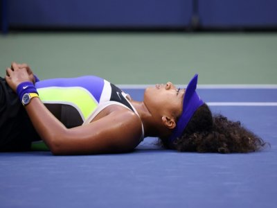 Naomi Osaka s'allonge sur le court Arthur-Ashe après sa victoire dans l'US Open 2020 à New York, le 12 septembre 2020 - AL BELLO [GETTY IMAGES NORTH AMERICA/AFP]