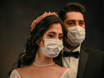 La Turque de 28 ans Ayse Keles et son mari Alp Colak posent masqués pour leurs photos de mariage le 5 septembre 2020 à Istanbul - Ozan KOSE [AFP]
