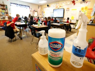 Des produits désinfectants dans une salle de classe à Provo dans l'Utah, le 10 septembre 2020 - GEORGE FREY [AFP]