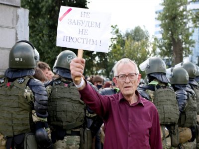 Un homme brandit une pancarte "nous n'oublierons pas, nous ne pardonnerons pas", lors d'une manifestation contre la réélection controversée du président Alexandre Loukachenko le 13 septembre 2020 à Minsk - - [TUT.BY/AFP]