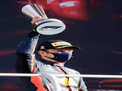 Le Thaïlandais Alex Albon (Red Bull) sur la 3e marche du podium du GP de Toscane, à Scarperia e San Piero, le 13 septembre 2020 - Luca Bruno [POOL/AFP]