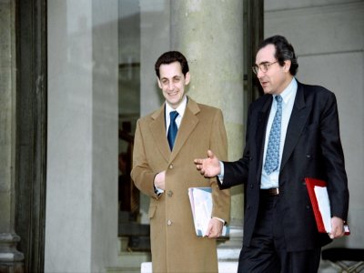 L'ancien ministre et ex-député de droite Bernard Debré (D) et l'ex-président Nicolas Sarkozy (G), le 11 janvier 1995 à Paris - Jean-Loup GAUTREAU [AFP/Archives]