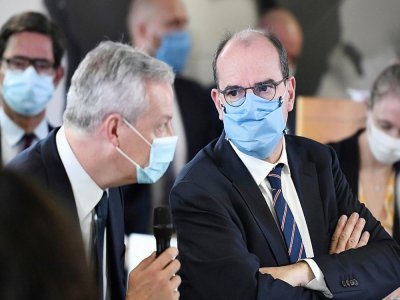 Le Premier ministre Jean Castex et le ministre de l'Economie Bruno Le Maire, s'adressent à des salariés de l'usine Bic à Montévrain, en Seine-et-Marne, le 14 septembre 2020 - STEPHANE DE SAKUTIN [AFP]