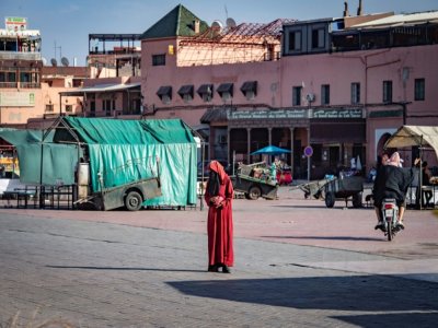 Joyau du patrimoine marocain, Marrakech affronte une crise sans précédent, privée de ses millions de visiteurs à cause d'une pandémie toujours vivace. 
La célèbre place Jamaa El Fna, symbole de la "ville ocre", quasi déserte le 8 septembre 2020 - FADEL SENNA [AFP]