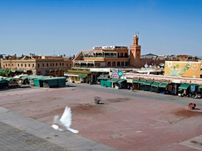 Joyau du patrimoine marocain, Marrakech affronte une crise sans précédent, privée de ses millions de visiteurs à cause d'une pandémie toujours vivace. La célèbre place Jamaa El Fna, symbole de la "ville ocre", déserte le 8 septembre 2020 - FADEL SENNA [AFP]