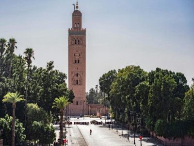 Joyau du patrimoine marocain, Marrakech affronte une crise sans précédent, privée de ses millions de visiteurs à cause d'une pandémie toujours vivace. 
La célèbre place Jamaa El Fna, symbole de la "ville ocre", déserte le 8 septembre 2020 - FADEL SENNA [AFP]