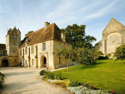 Fondé en 1058, cet ensemble situé à Creully-sur-Seulles est remarquable par la richesse de sa décoration. - © Calvados Tourisme