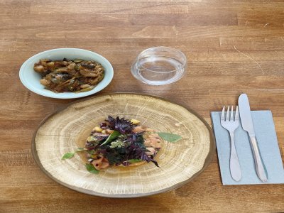 Délicieux tartare de saumon accompagné d'une ratatouille aux légumes de saison.